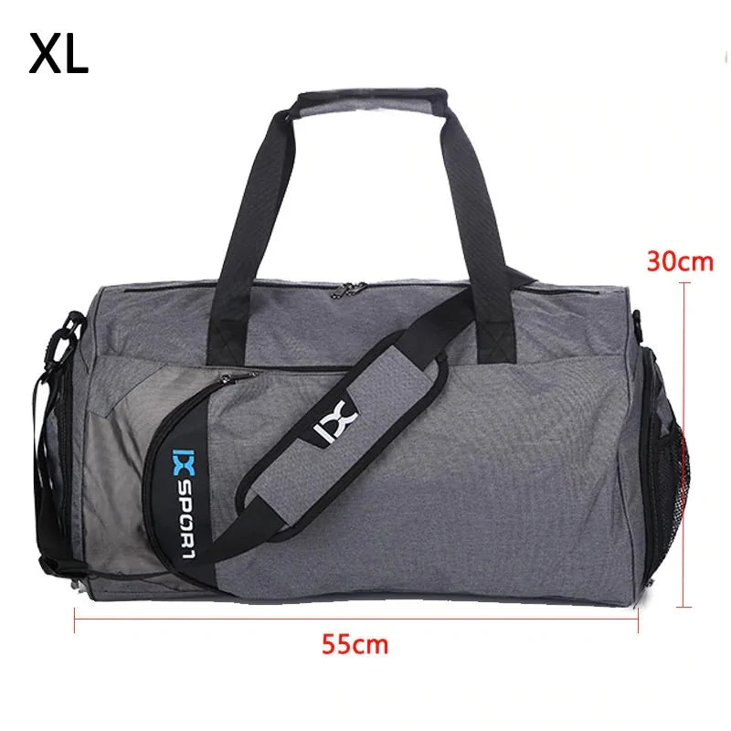 Stilren grå unisex treningsbag med flere rom, optimal for synlige vitaminer og kosttilskudd som kreatin og D vitaminer.
